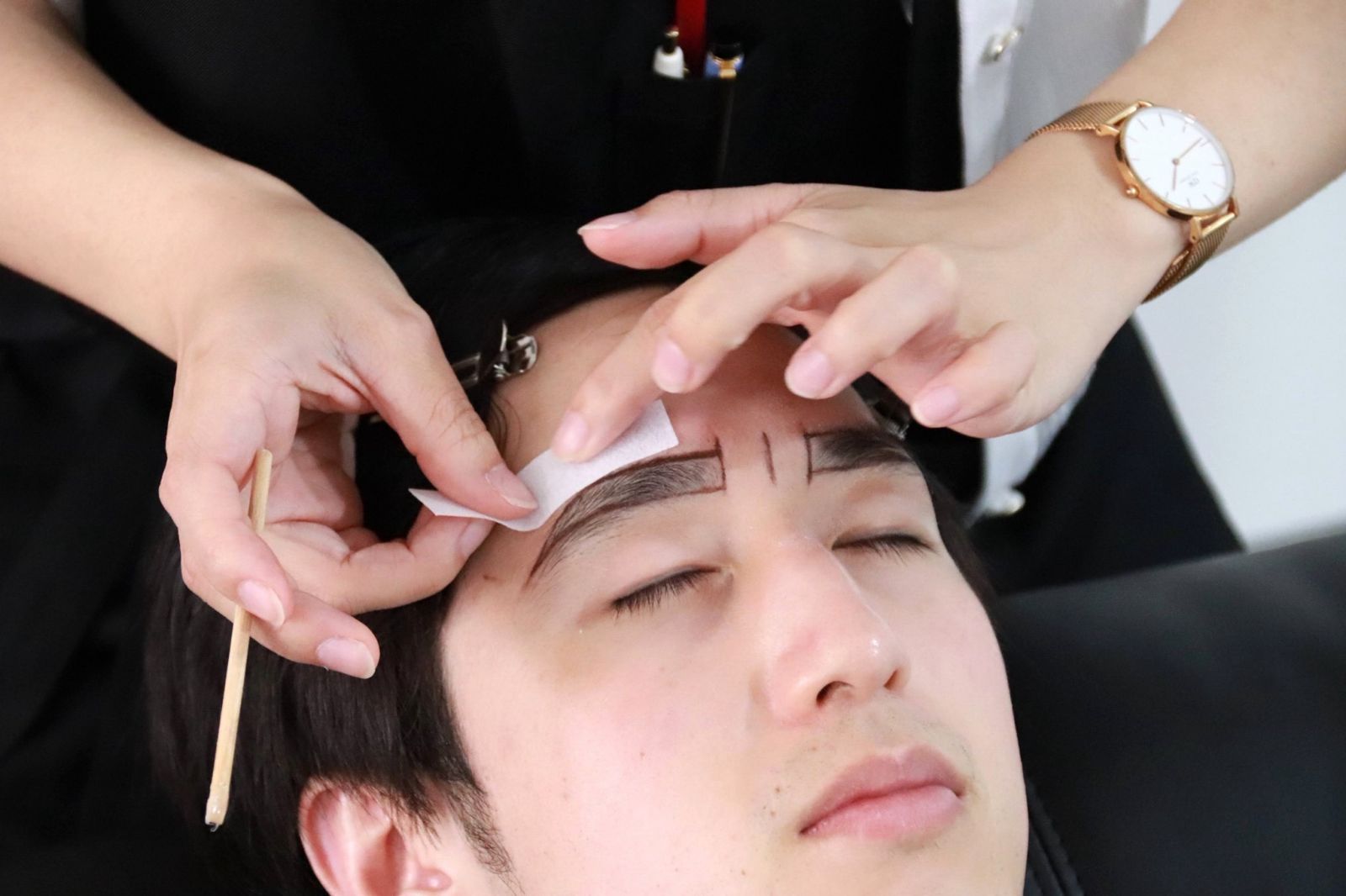 眉毛ワックスの施術中の様子